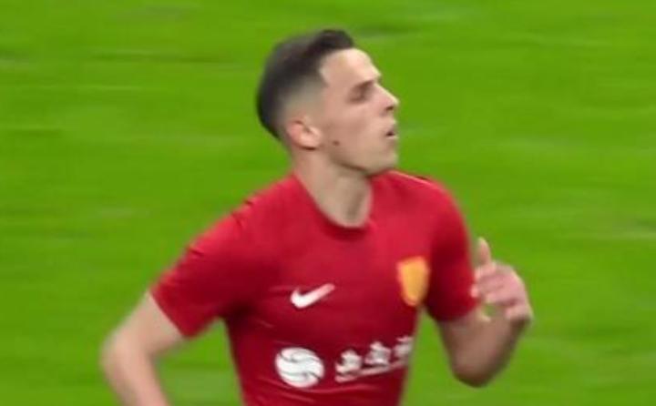  川渝德比激战正酣；3比3平局背后；是拼搏意志的生动展现。 体育新闻