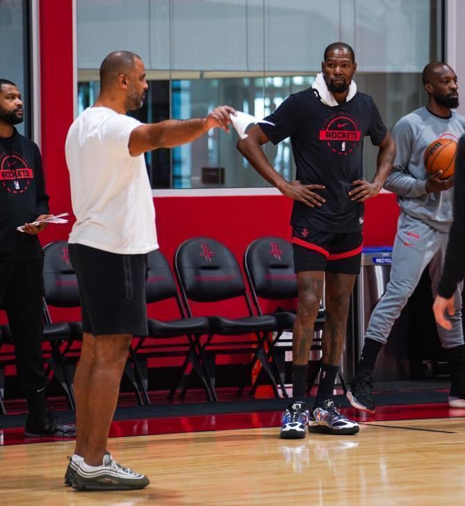  火箭1号位深度升级：23岁控卫转正背后的战术逻辑与未来布局 体育新闻